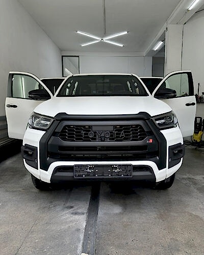 Toyota Hilux GR 2023 покраска в раптор Антихром Autoroom kz Alamaty