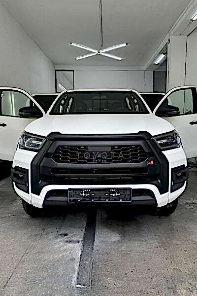 Toyota Hilux GR 2023 покраска в раптор Антихром Autoroom kz Alamaty